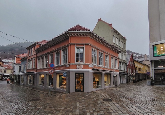 Fast plass i åpent kontorlandskap