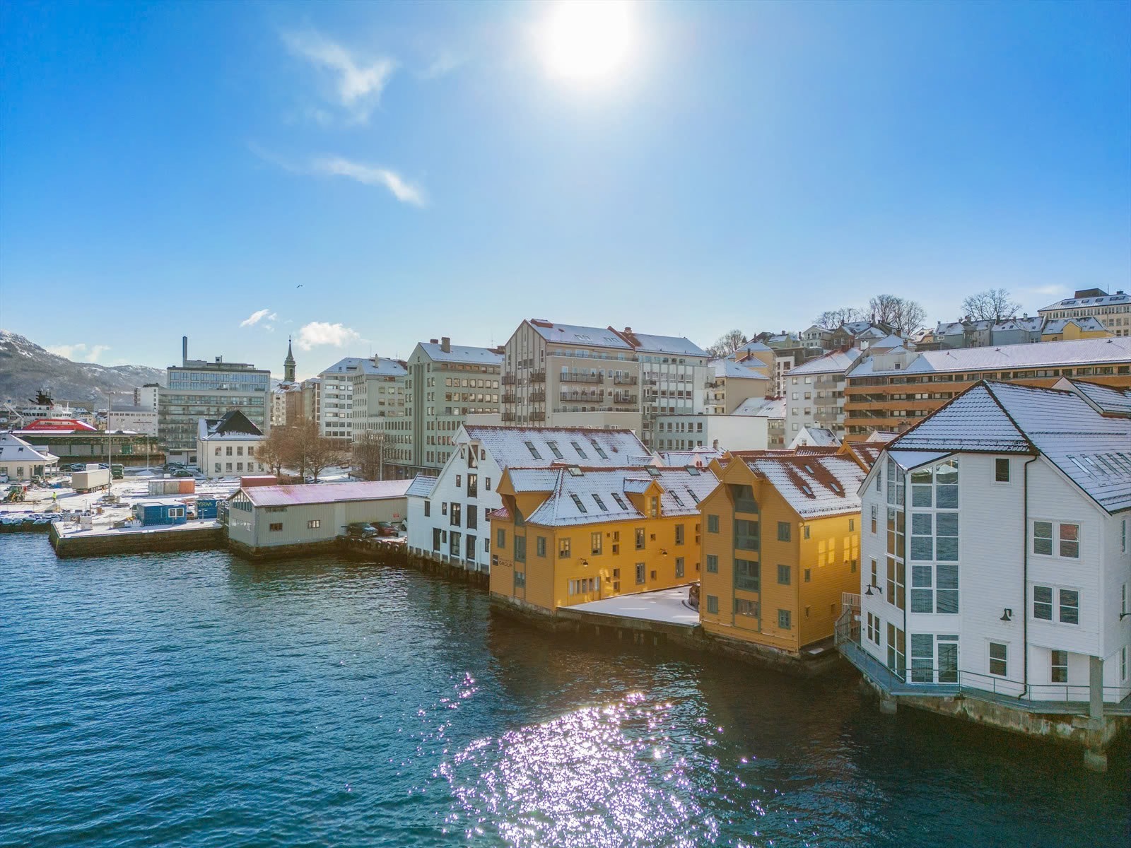 Sjarmerende kontorlokaler med moderne innredning i flott sjøbod helt i vannkanten i Bergen Sentrum