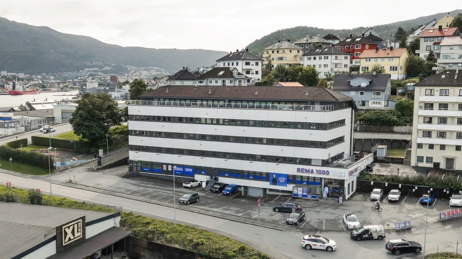 Fleksible kontorlokaler fra 186 - 694 m². Flott utsikt. Parkering. Like ved Laksevåg Senter.