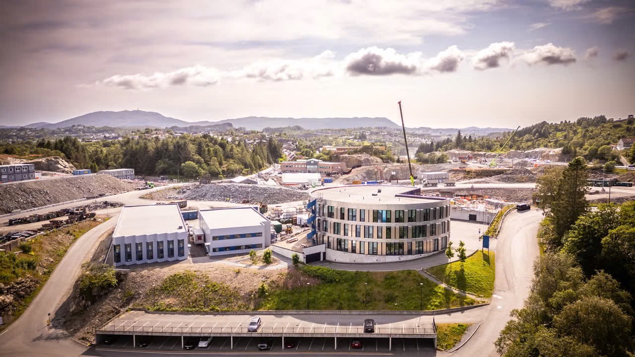 Fremtidsrettede kontorer i moderne næringsbygg strategisk plassert ved Sotrabroen