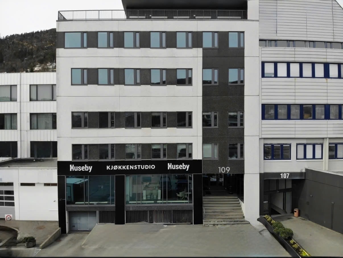 Kontorlokaler med umiddelbar nærhet til bybane og parkering