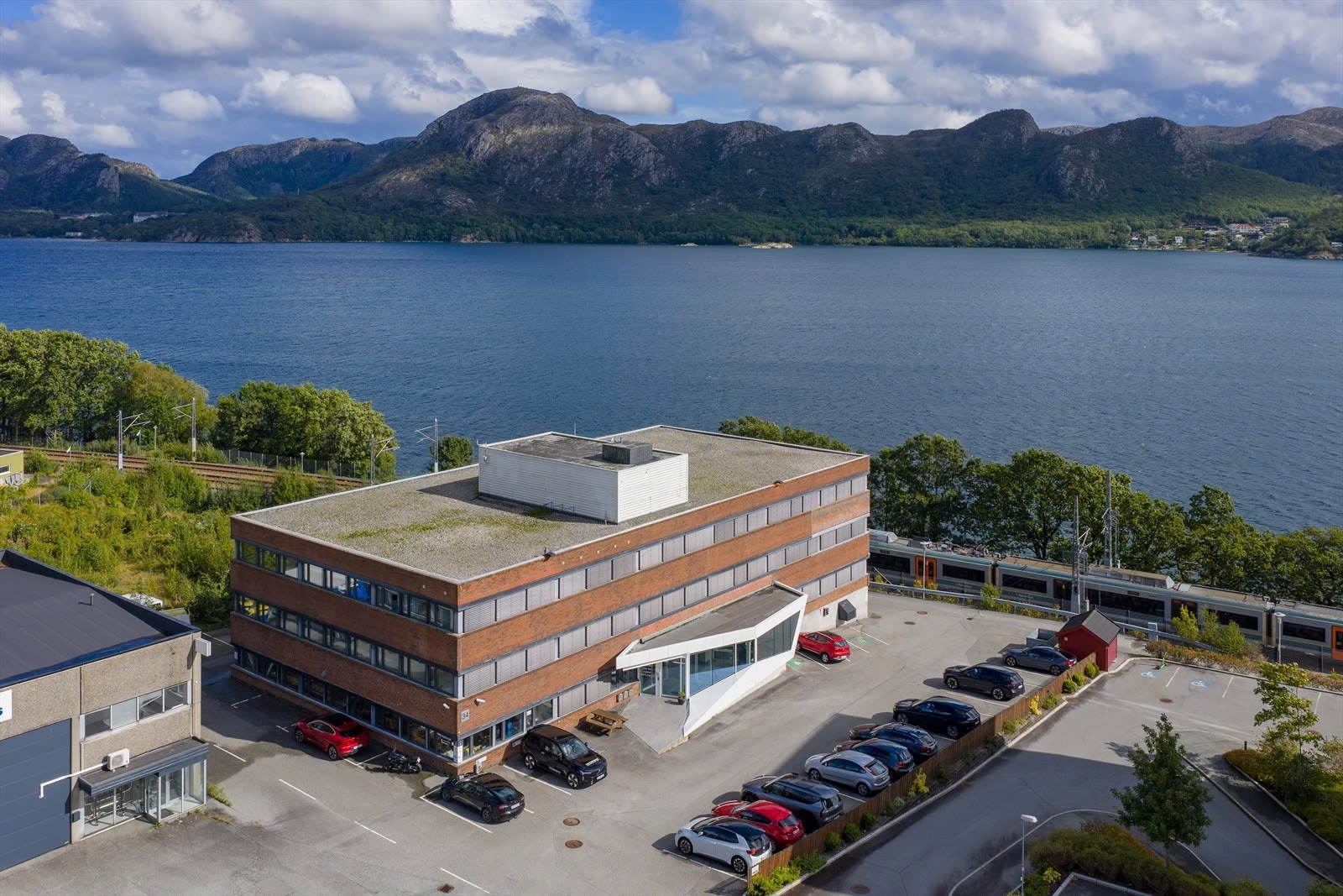 Lura - Lager- og kontorlokaler med sjøutsikt!