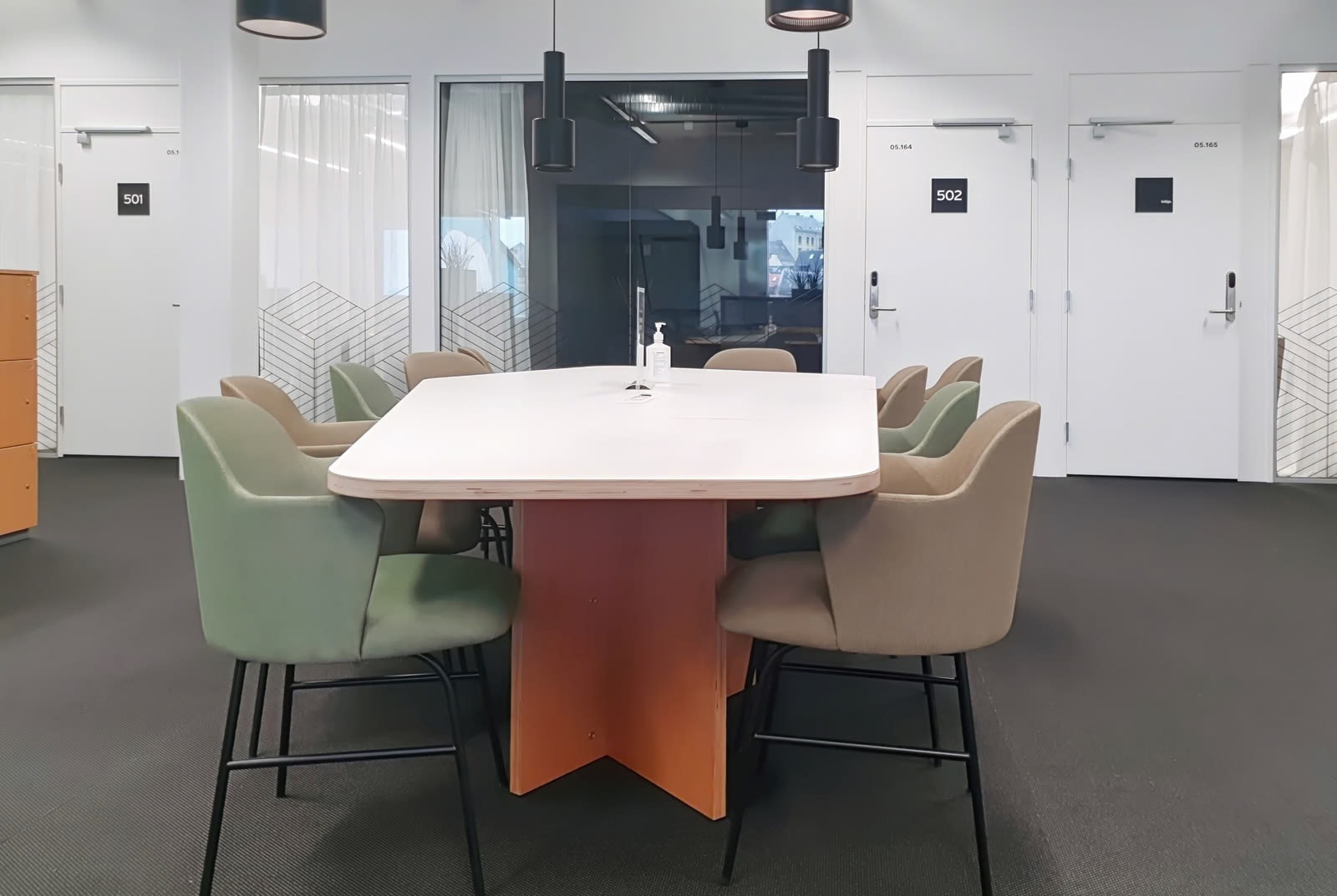 Finn arbeidsplass i åpent kontorlandskap i Spaces Media City Bergen for 4 personer