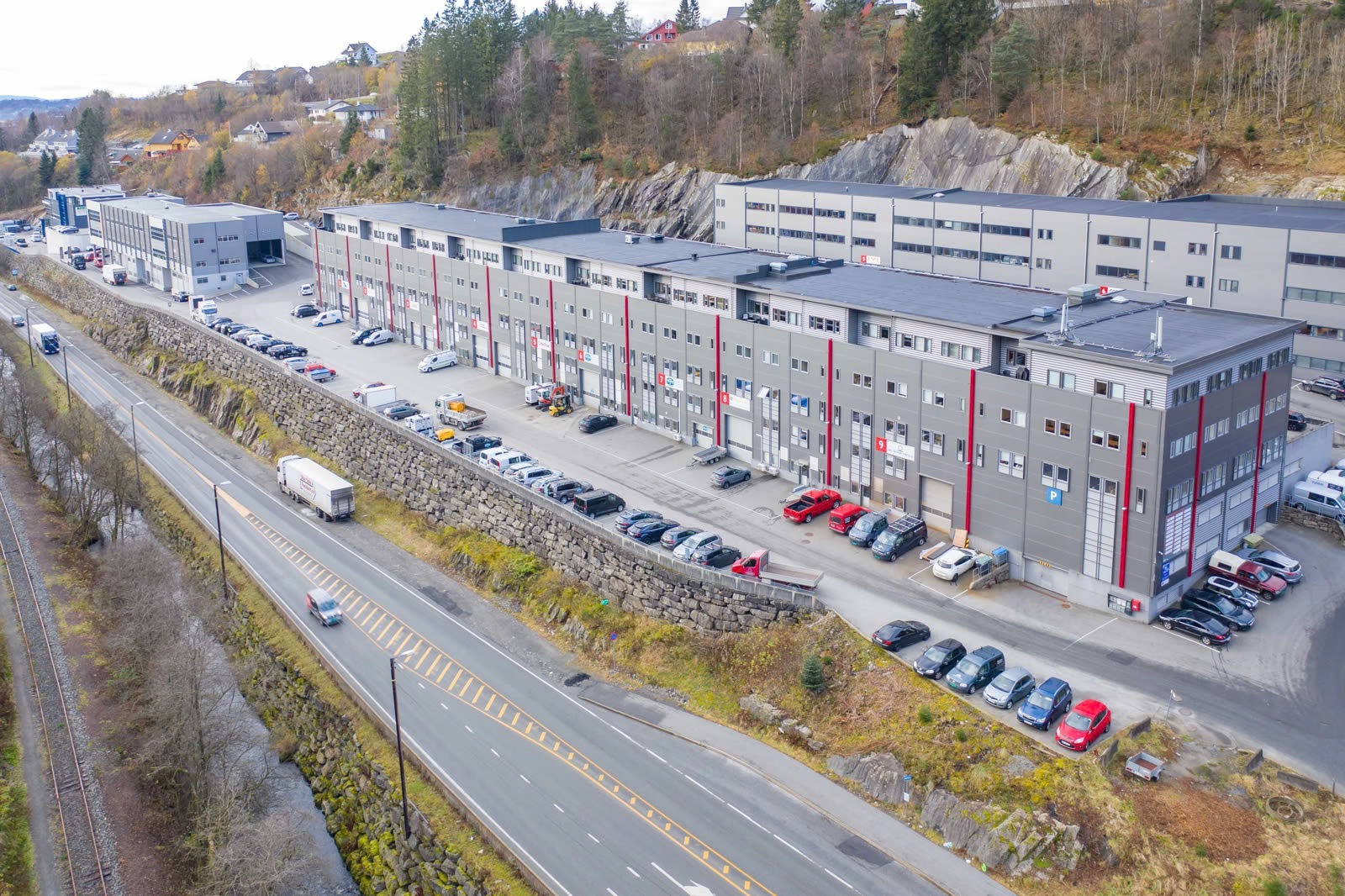 Showroom eller lager med evt. 2 kontorer til leie